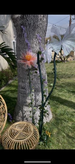 LIFE SIZED FLORALS(5) Bases And Florals