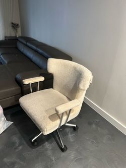 Vanity chair used just needs to be cleaned