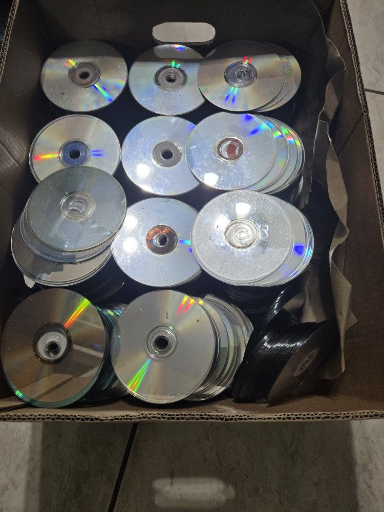 1000 Scratched Cds Dvds Audiobooks Arts And Crafts Lot Some Can Be Saved And Some Are Heavily Damaged