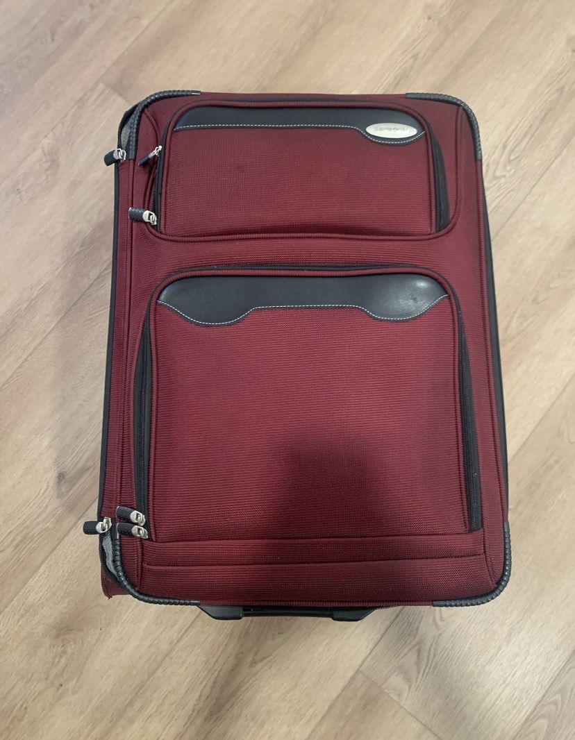 Samsonite medium sized luggage (check in) in great condition!