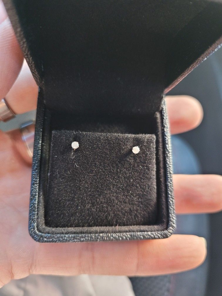 14kt Diamond Earrings 