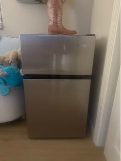Vissani mini fridge with freezer