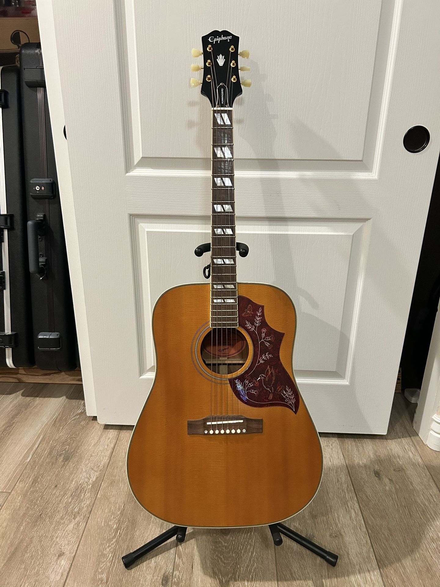 Epiphone Hummingbird with case 