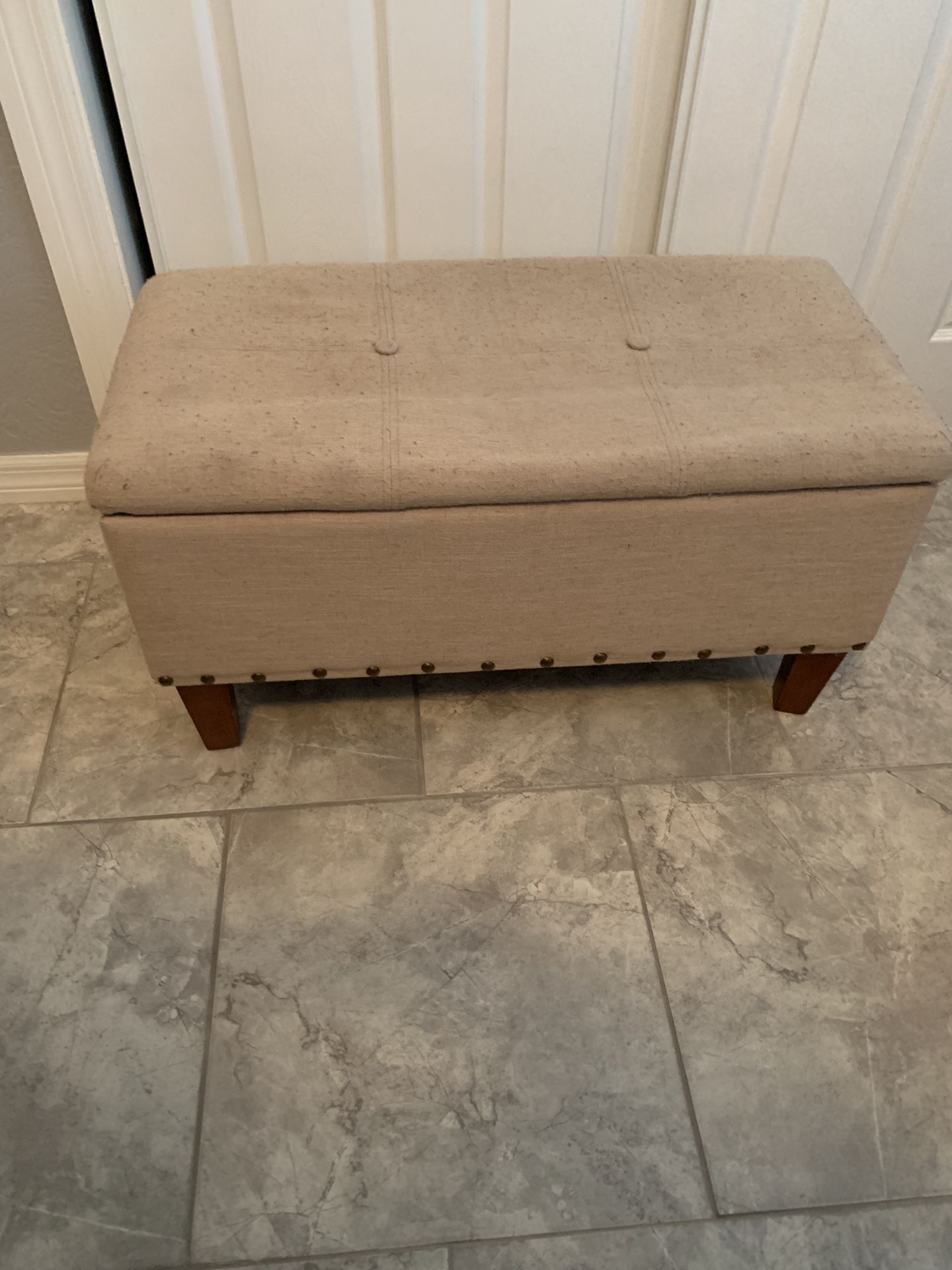 Free upholstered storage bench