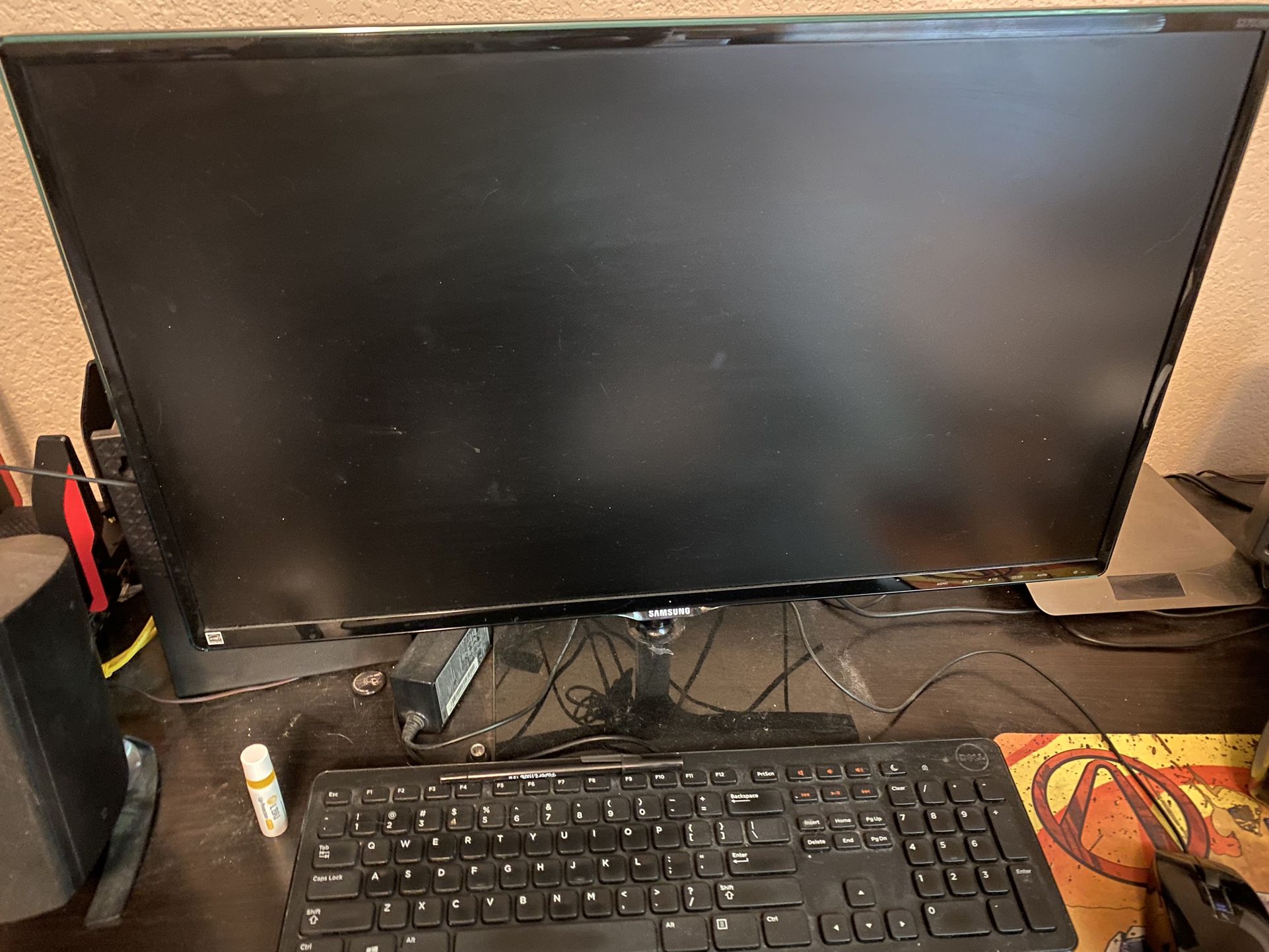 Computer Monitor & Keyboard