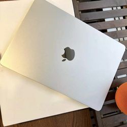2025 Open Box MacBook Air M4 13.6" - 16GB Memory - 256GB SSD Apple Warranty