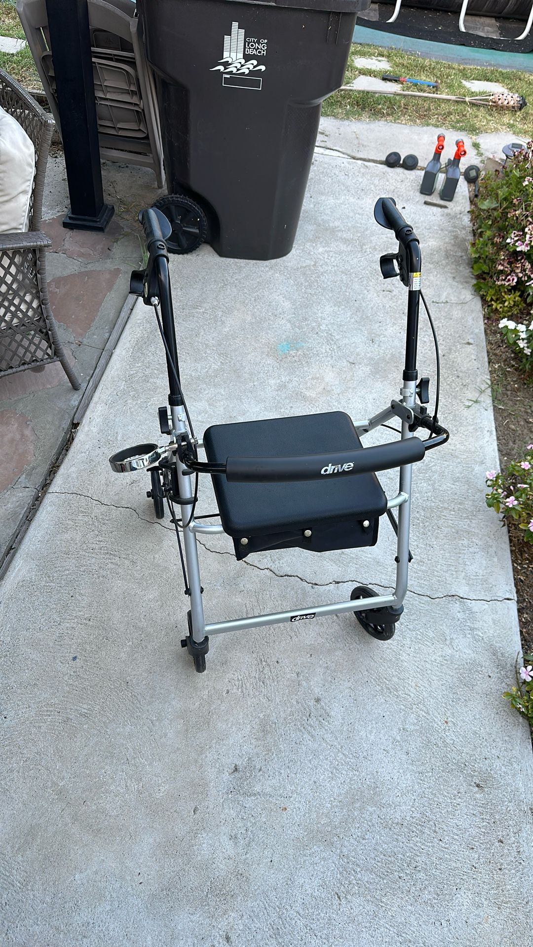 DRIVE ROLLATOR WITH SEAT AND BRAKES