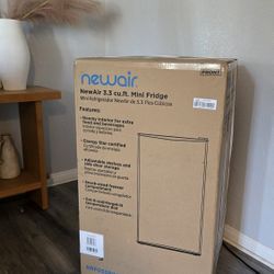 NewAir Compact Mini Fridge with Freezer *BRAND NEW*