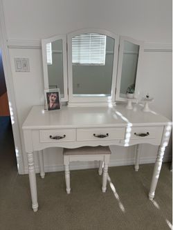 Vanity Set with Tri-Folding Mirror,  Makeup Dressing Table with 3 Drawers.