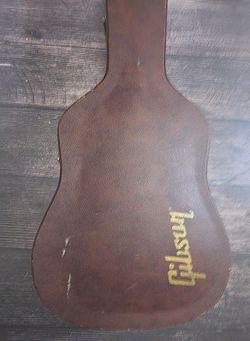 Gibson acoustic guitar hardcase  !! $150 or best offer !