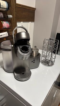 Keurig coffee machine with pod holder