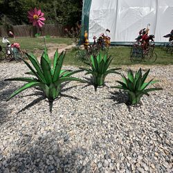 Metal Green Agave, Yard Art, Garden Decor
