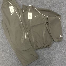 Supreme X Nike Jumpsuit “BLACK”. (SMALL/MEDIUM/LARGE