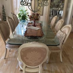 HENREDON Dining room Table And Chairs 