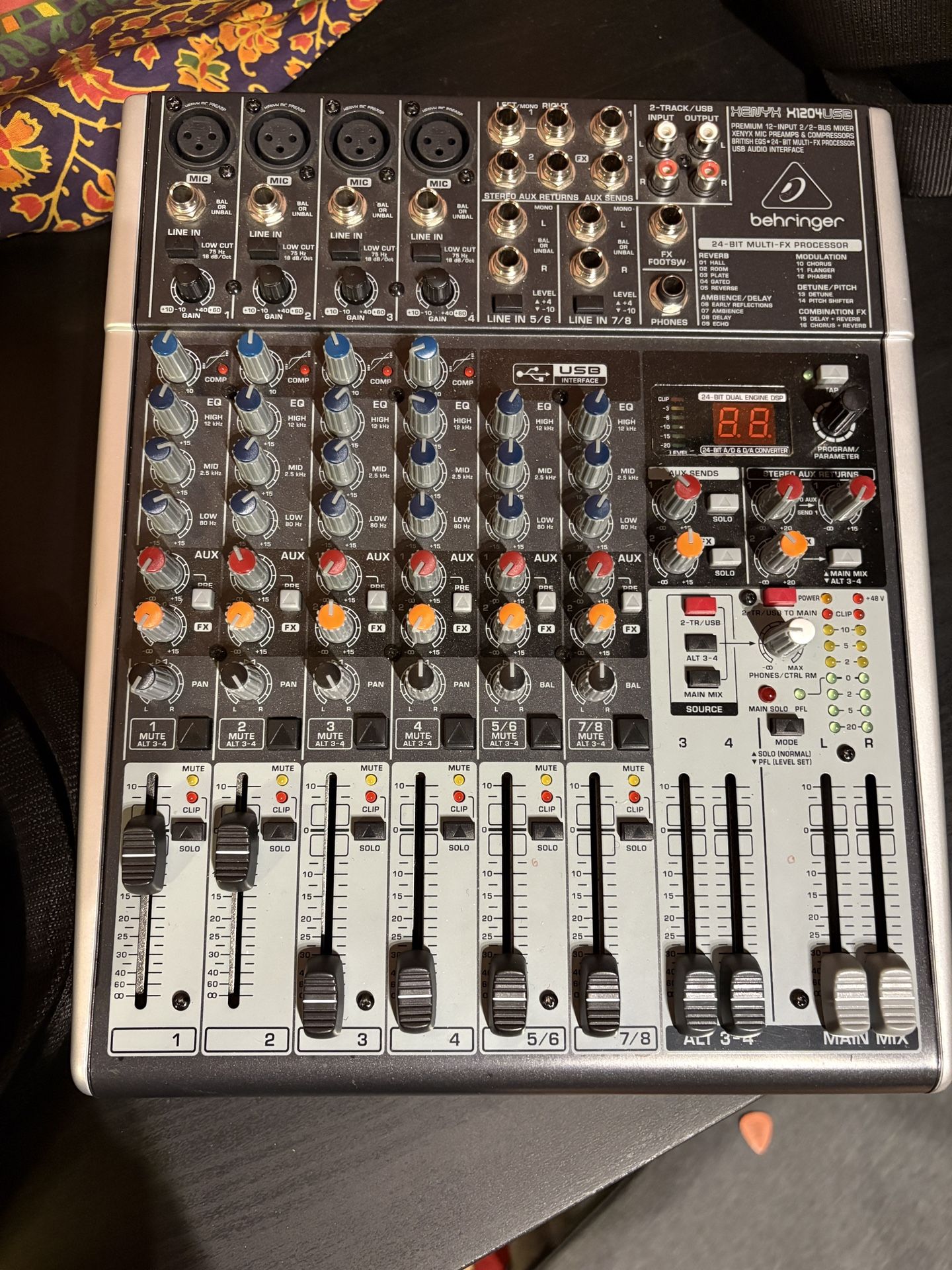 Behringer XENYX X1204USB Mixer