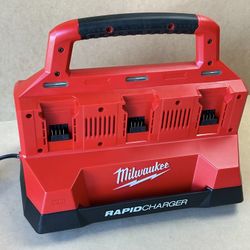 Milwaukee M18 18V Lithium-Ion PACKOUT 6-Port Rapid Charger 48-59-1809