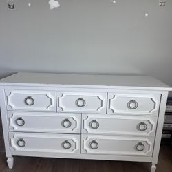 Newport Cottages - Beverly dresser 7 Drawers