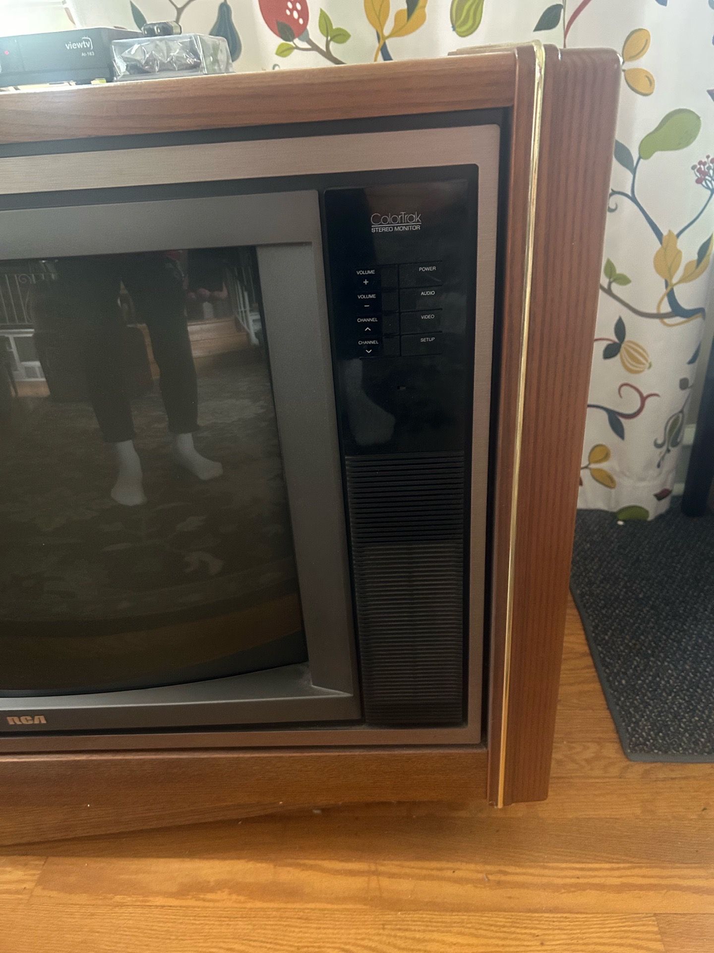 1980s/90s RCA Console CRT TV – Woodgrain Cabinet