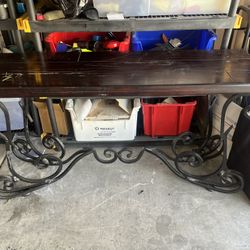 Nice End table !  Heavy Iron Base Thick Wood Top.