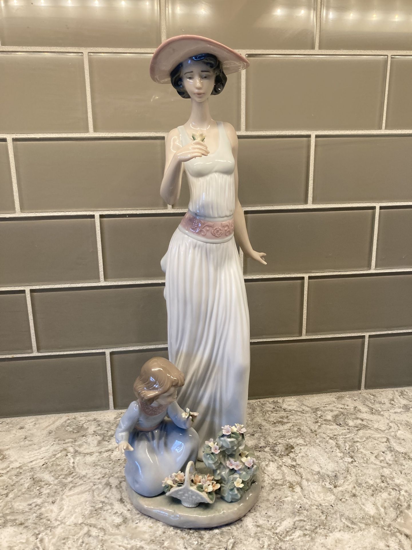 LLADRO #6648 “Flowers In Bloom” Porcelain Figurine