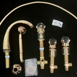 BRAND NEW - WaterMark 24k Gold Plated La Fleur 201-8.1-R2 Lavatory Faucet.