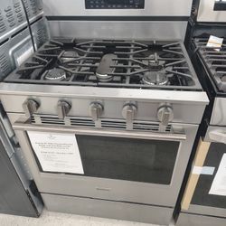 $849(MSRP$1199, Save $350) Maytag Freestanding Gas Range With No Preheat Air Fry and Slow Cook
