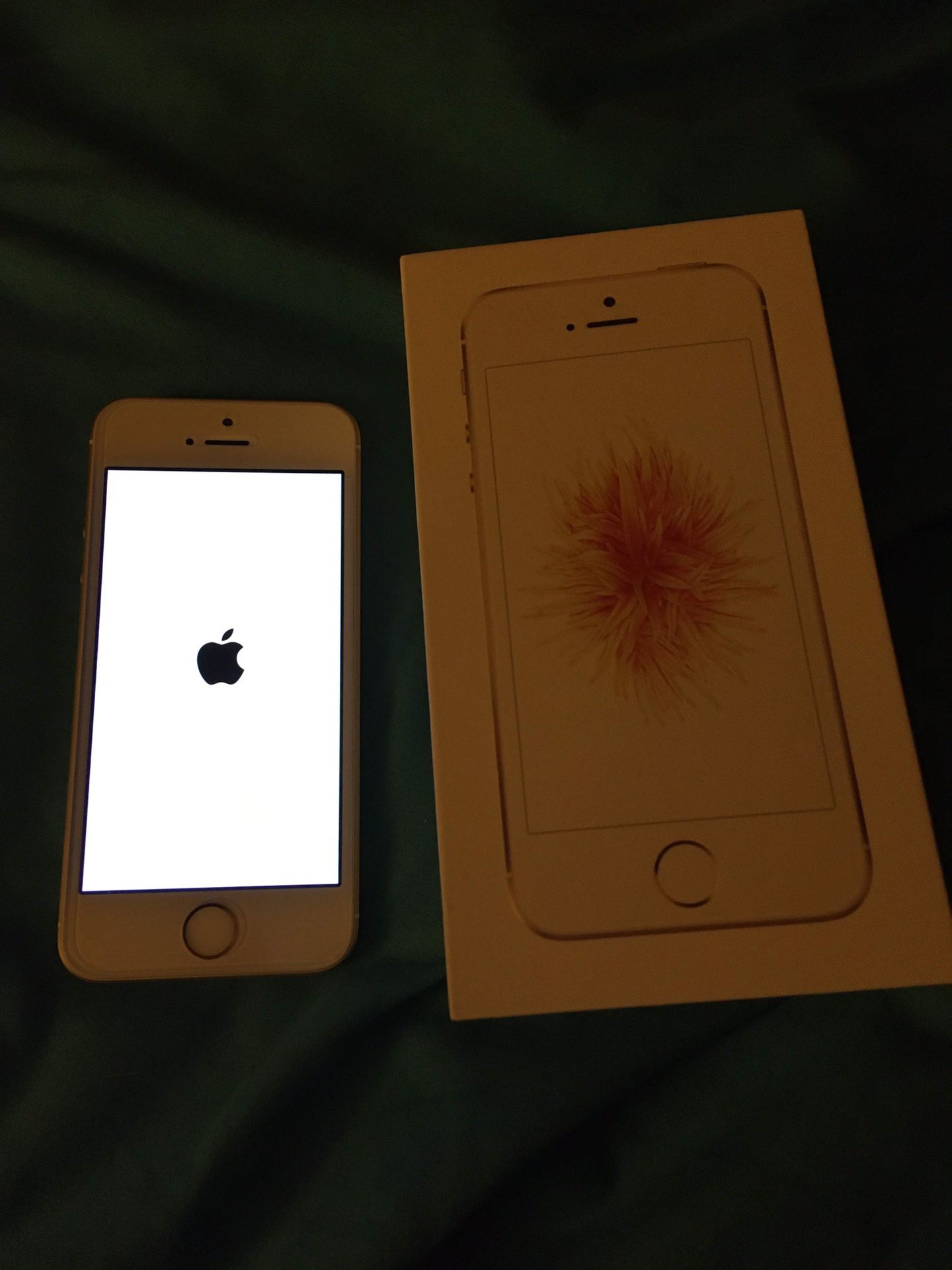 iPhone SE 32GB Gold Excellent Condition