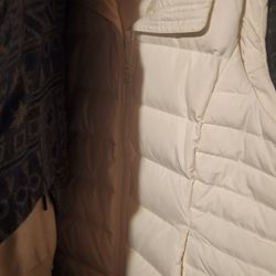 NEW!!     WOMENS LANDS END PUFF VEST. SIZE L-XL