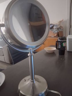 Lighted Vanity Mirror on Stand
