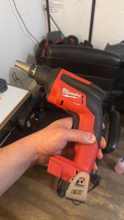 Millwaukee screw gun