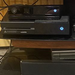 Xbox one 500 gb with 2 controllers 