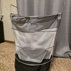 Laundry basket with wheels