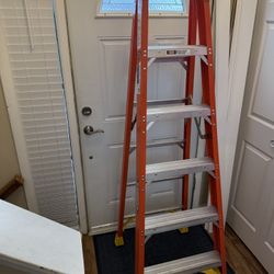 6’ Fiberglass Step Ladder 