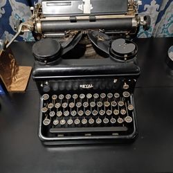 Antique typewriter Royal Classic Edition 