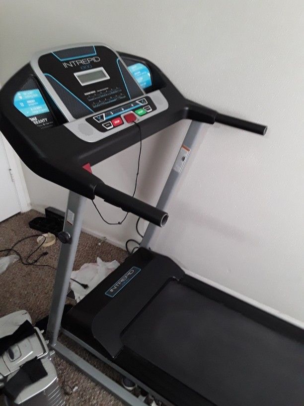 Intrepid i300 Electric Treadmill for Sale in Beaumont, TX OfferUp