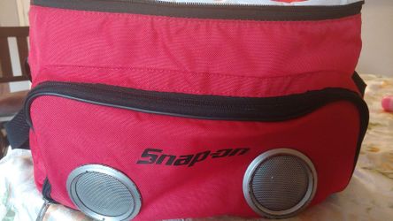 Snap on lunch box with built in speakers