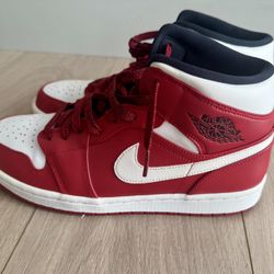 Nike Jordan 1 Mid Chicago Men’s Size 10, Red And White 554724-605