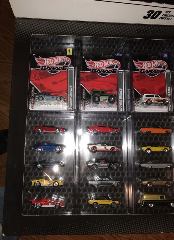 Hot Wheels Garage 30 Car Set for Sale in Sacramento, CA - OfferUp