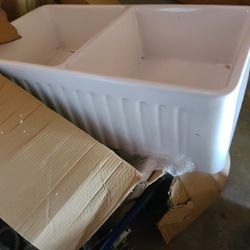 Kitchen and bathroom sinks