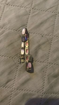 vintage link bracelet featuring alternating pink and white or iridescent mother-of-pearl