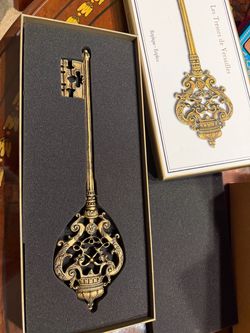 Stunning Versailles palace key replica souvenir from France