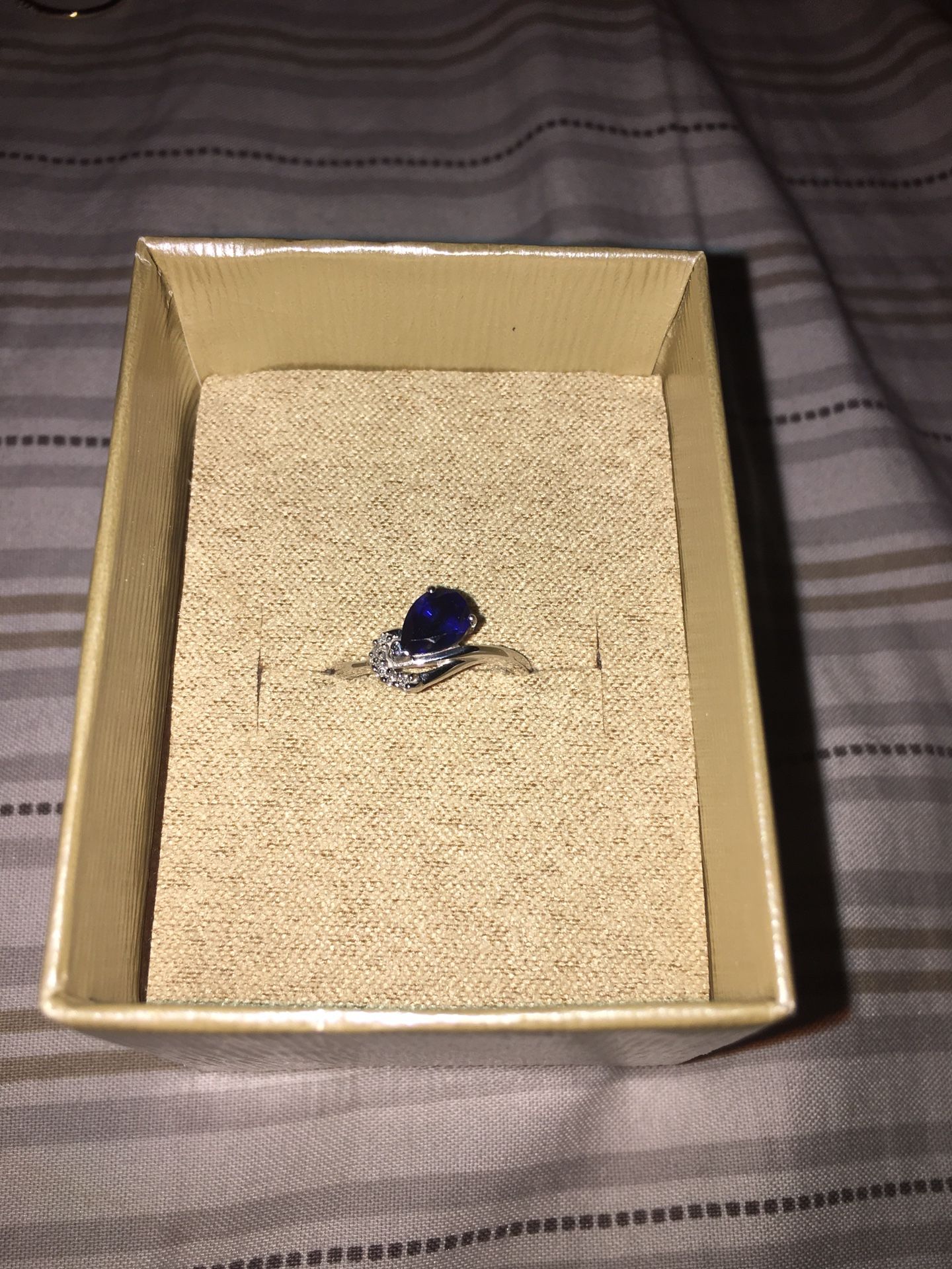 10kt solid gold and sapphire diamond ring 70$ firm