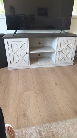 TV STAND / MEDIA CONSOLE