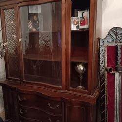 BEAUTIFUL ORNATE ANTIQUE CHINA CABINET