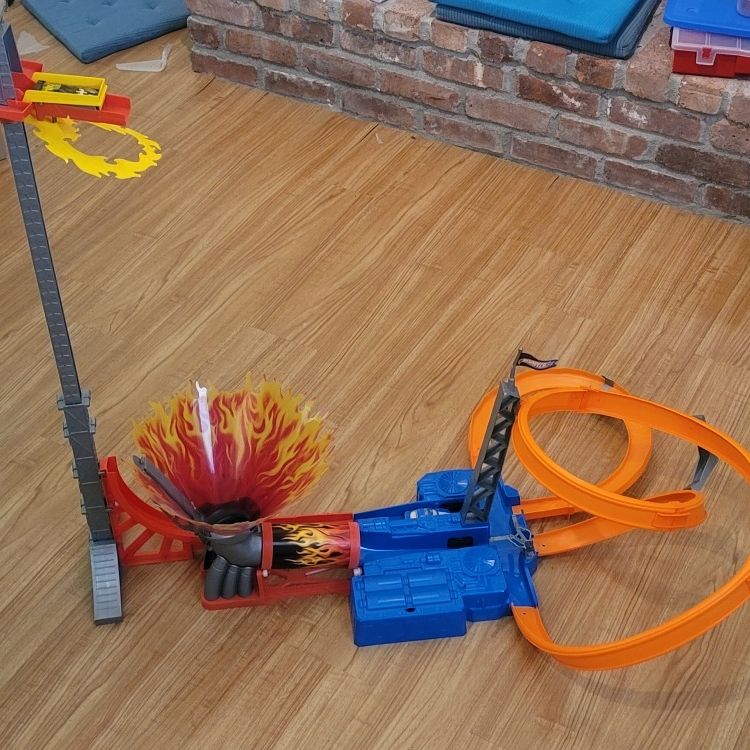 Hot Wheels SKY JUMP set With 2 Cars for Sale in New City NY OfferUp