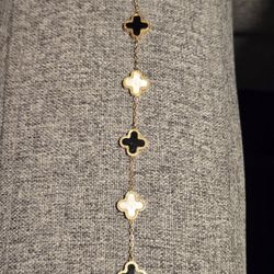 Bracelet With Clover Design 