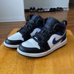 ALMOST NEW CONDITION NIKE AIR JORDAN 1 size 13C Children, Shoes