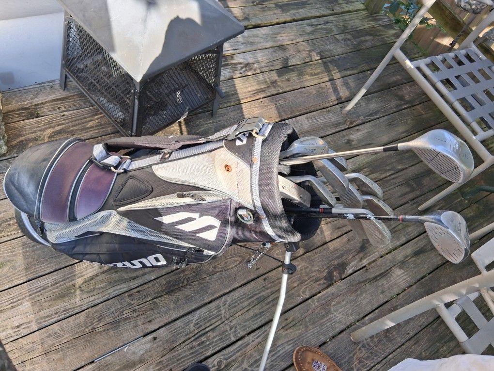 Golf Set. Carbite Hogan Clubs.