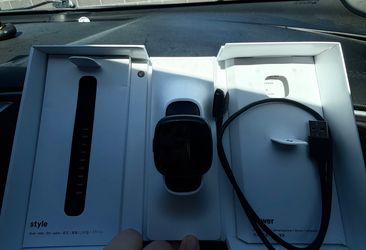 Fitbit Versa 4 Smartwatch con cargador y caja – Excelente estado