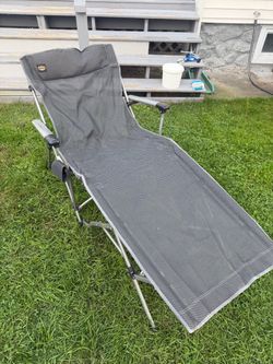 Folding Outdoor Lounge Chair with Armrests
